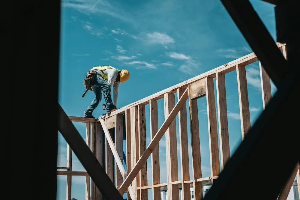 worker-top-of-wall-frame